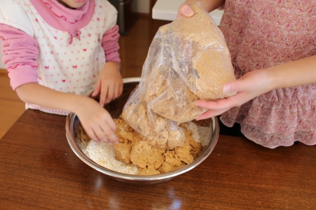 親子で夏休みに味噌づくり