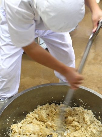 お味噌を仕込んでいるところ